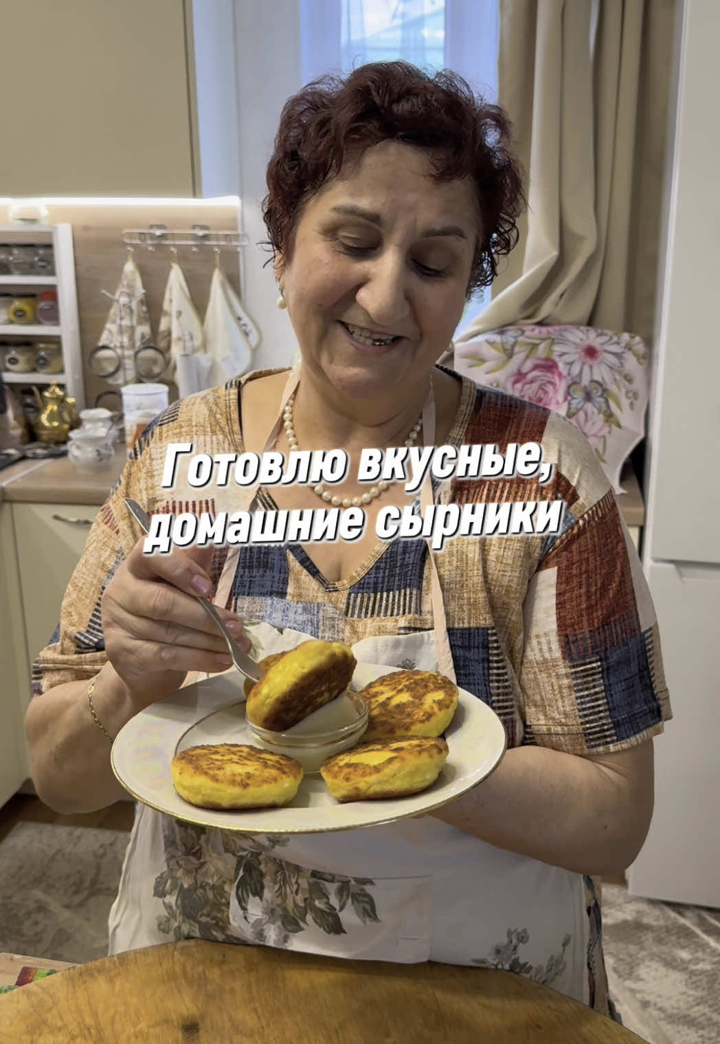 A post by @mama_gotovit61 on TikTok caption: Сырники  300 гр творог 9 % 2 стол лож муки 2 желток  2 стол лож сахара  Муки для формирования  Для жарки рас  масло  Сгушенное молоко