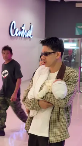 A post by @chalee11 on TikTok caption: รีวิว 1 วันของโผ๊มมมมมม ซื้อของ + พูลวิลล่า+อาหารอาหรับ 