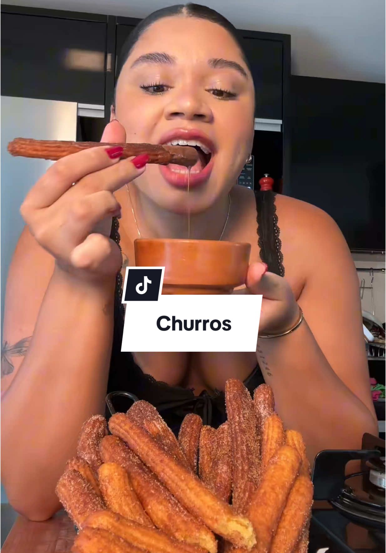 A post by @eloalmeida8 on TikTok caption: Churros, churros olha o churros 