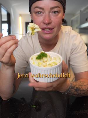 A post by @nicolnic on TikTok caption: Anzeige/ eigene Gewürze ❤️🌱 Rezept: • EIERSALAT OHNE MAYO 2 Zutaten: 4-5 hartgekochte Eier 200 g körniger Frischkäse 1-2 TL Senf (je nach Geschmack) 1 TL Steaksalz 1 TL Geschmax-Tsumami • Frische Petersilie zum Abschmecken Zubereitung: 1. Die gekochten Eier schälen und in kleine Stücke schneiden. 2. In einer Schüssel mit dem körnigen Frischkäse vermengen. 3. Senf, Steaksalz und umami hinzufügen und alles gründlich verrühren. 4. Mit gehackter Petersilie abschmecken. 5. Nach Belieben noch kurz durchziehen lassen - schmeckt aber auch direkt!