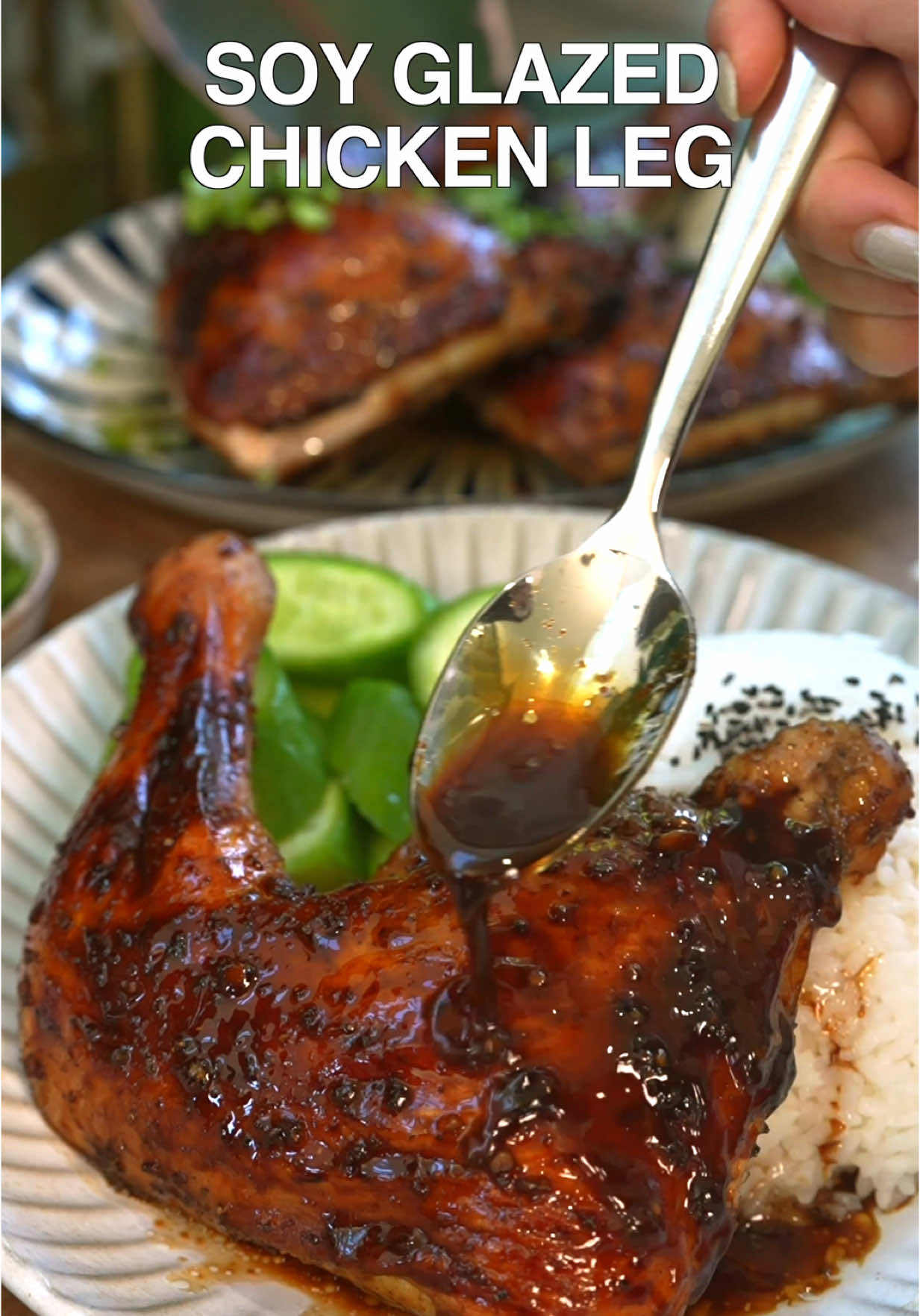 A post by @tiffycooks on TikTok caption: SOY GLAZED CHICKEN LEGS 🤤 look at how juicy the chicken leg is!! #chicken #Ideeënvoorhetavondeten 