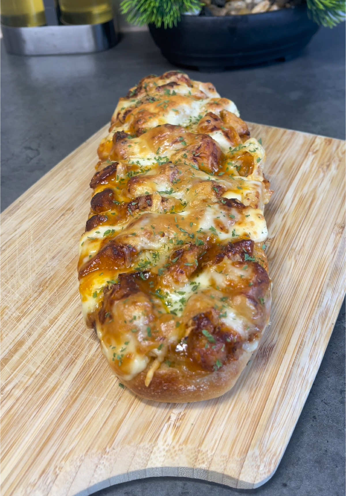 A post by @malcomsfood2 on TikTok caption: Toast au poulet gratiné 🍗🧀 #toast #poulet #chicken #chickenrecipe #cheesy #recette #recetteetudiant #recettefacile #recettesimple #recette #sandwich #food #humour #pourtoi #cuisine 