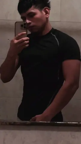 A post by @sonyjohnn3 on TikTok caption: Morenazo del pie hasta el brazo 😮‍💨🫰 #gym #calistenic #parati 