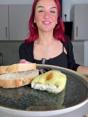 A post by @su_ice_ on TikTok caption: Gefüllte Spitzpaprika 😋 Zutaten für 4 Stück: Füllung: 170gr Weichkäse/Feta/Hirtenkäse(nimmt einfach das, was zuhause habt), 3EL Joghurt, Pfeffer, Oregano, Petersilie und Olivenöl. Gebacken wird es bei 180 Grad Ober Unterhitze für 30-35 Minuten. #Tiktokfood #foodie #easyrecipe #cheese #homemadefood #rezept #paprika #lecker #yummy 