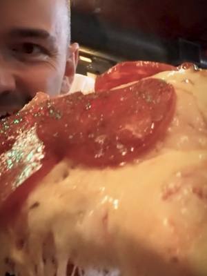 A post by @elxokas on TikTok caption: probando la pizza argentina