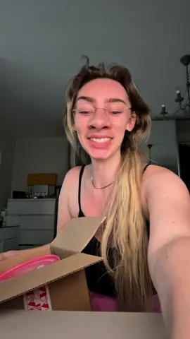 A post by @marie.akashaaa on TikTok caption: Produits offerts* j’ai peur de la dégustation des nouilles 😐 @Lebougemissaire @Erborian France 