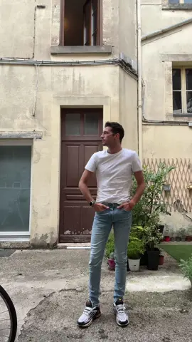 A post by @tigrou_tigrou on TikTok caption: Ma voisine qui me dit bon tiktok en sortant ses poubelle 