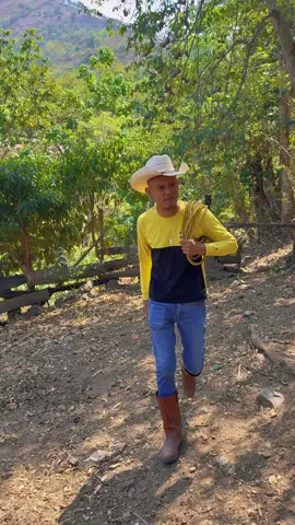 A post by @josuecardona44 on TikTok caption: Todos conocemos a alguien así😂#parati#humor#comedia#josuecardona44#videogracioso @EL PAPAYIN @Nayeli Pereira🦋 muchas gracias por tanto apollo mi gente bella Dios me los bendiga 🥺🙏🏻