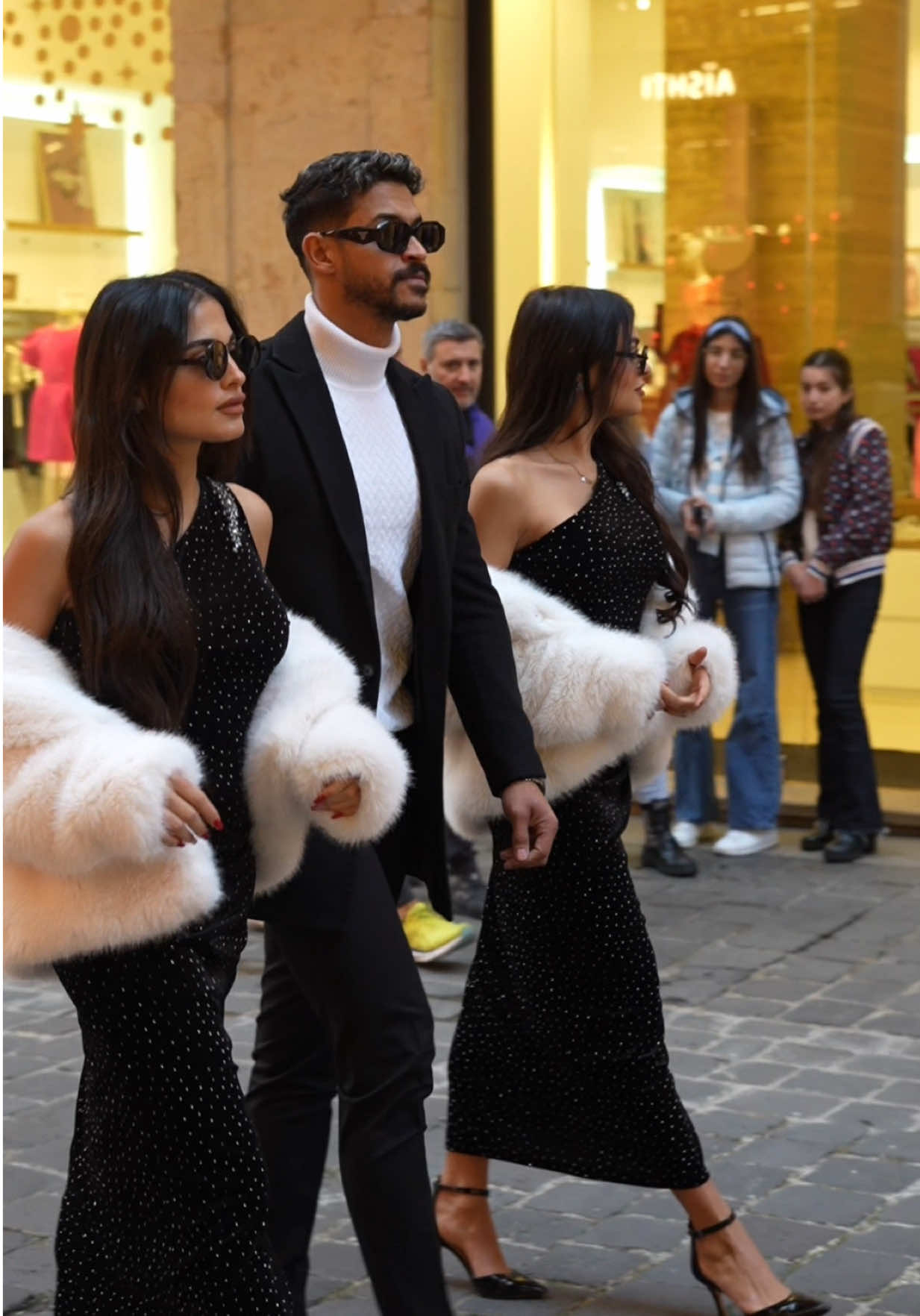 A post by @taha.asaad on TikTok caption: مين برايكم بنت اصل ع تيكتوك 😃!! المنشن مسموح 😋 #tahaasaad #reel #lifestyle #fashion #model #viral #explore #tiktok #fitness 