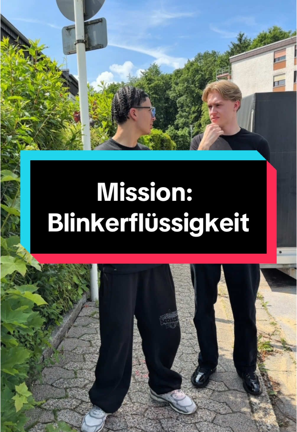 A post by @mustafahrlehrer on TikTok caption: Fahrschüler sucht Blinkerflüssigkeit 👀 @yssnho #fahrlehrer #fahrschüler #fahrstunde #fahrschule #führerschein #prank #blinkerflüssigkeit #autowissen #autos 