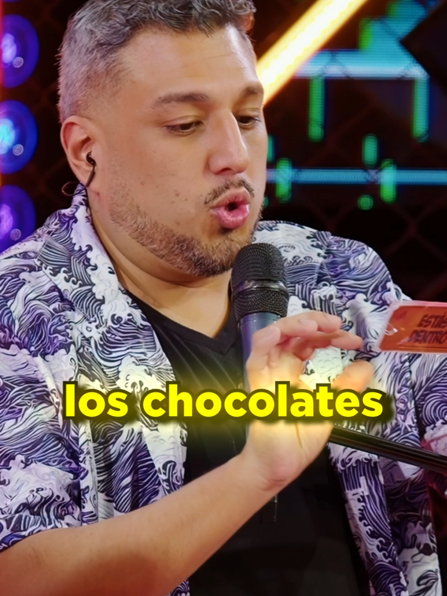 A post by @hablandohuevadas.pe on TikTok caption: 100 participantes, 1 ganador, S/100,000 en juego - Encuentra tu ticket dorado en tus chocolates HH y únete a los HH Games - ¿Estás listo para jugar? #hablandohuevadas #humor