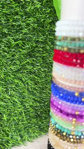 A post by @nailookaccesorios on TikTok caption: Docena de pulseras de cristales por 10$$$ Realizamos envíos a toda venezuela. 