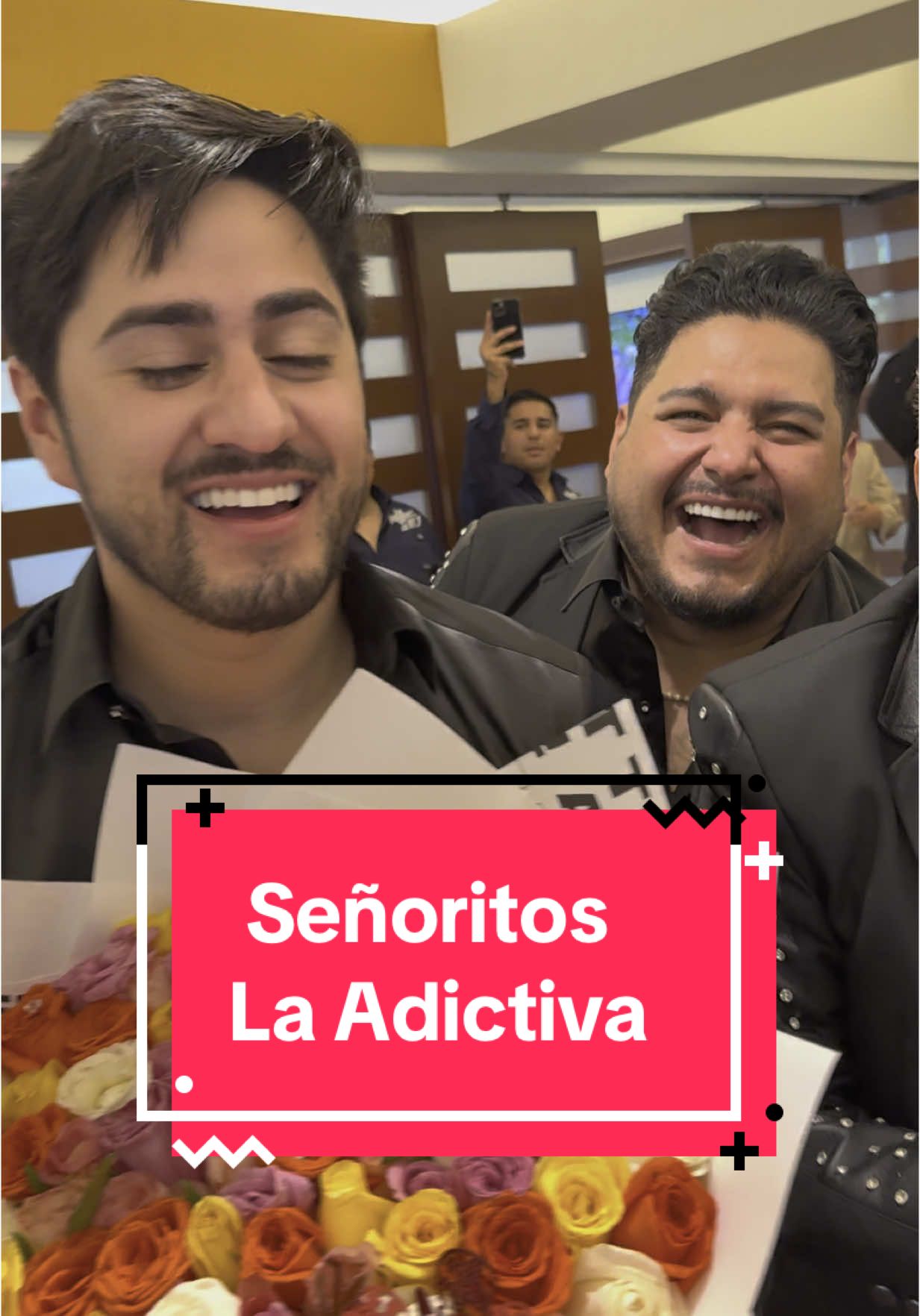 A post by @floreselpatron on TikTok caption: A los hombres también les gustan las flores y los rosones 🌹