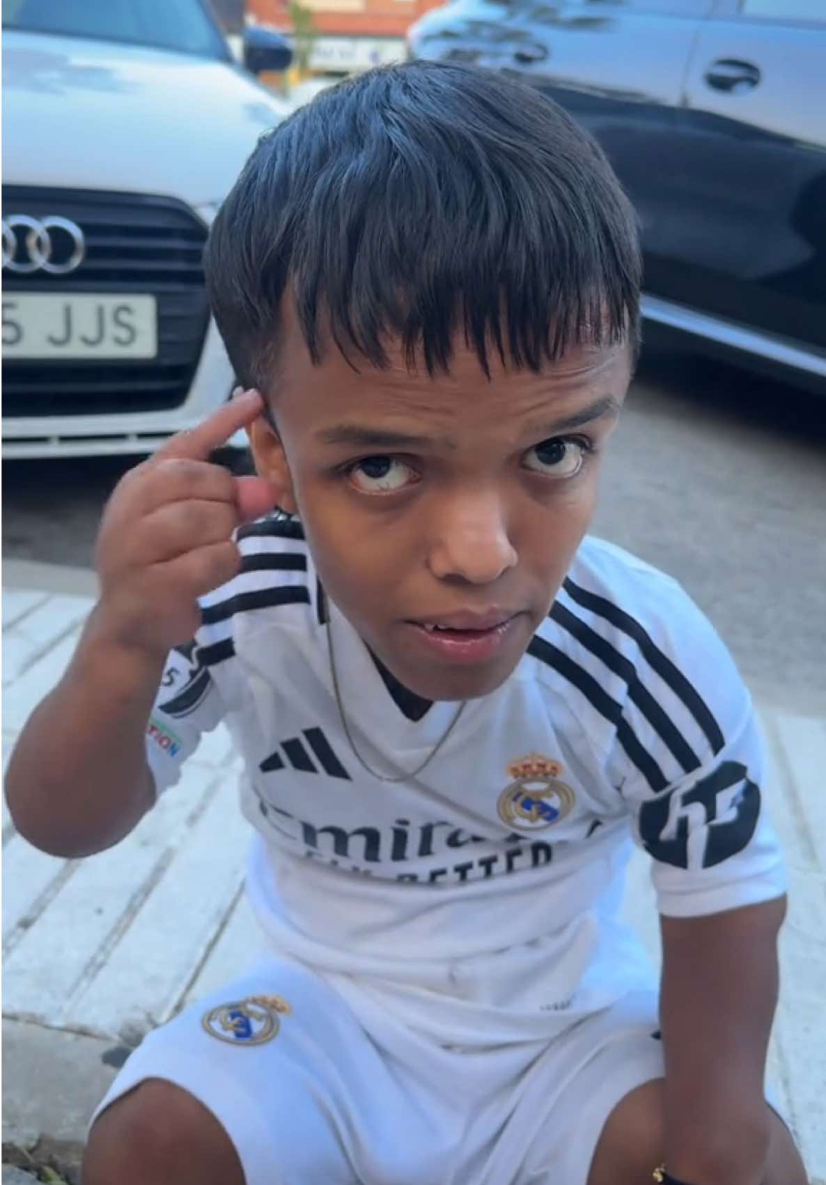 A post by @manolorojitastv on TikTok caption: 🎠 🎠 🤫