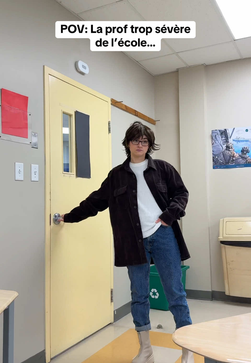 A post by @emylalune on TikTok caption: Faut pas texter dans la classe de Mme. Bélanger… 😅  #prof #classe #école 