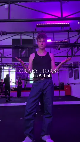 A post by @sundyjules on TikTok caption: j’ai eu la chance de découvrir les coulisses du CRAZY HORSE avec une expérience exclusive @airbnb #airbnbpartner 