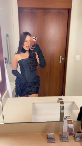 A post by @juliapimentelreal on TikTok caption: o corset aberto eh o charme 
