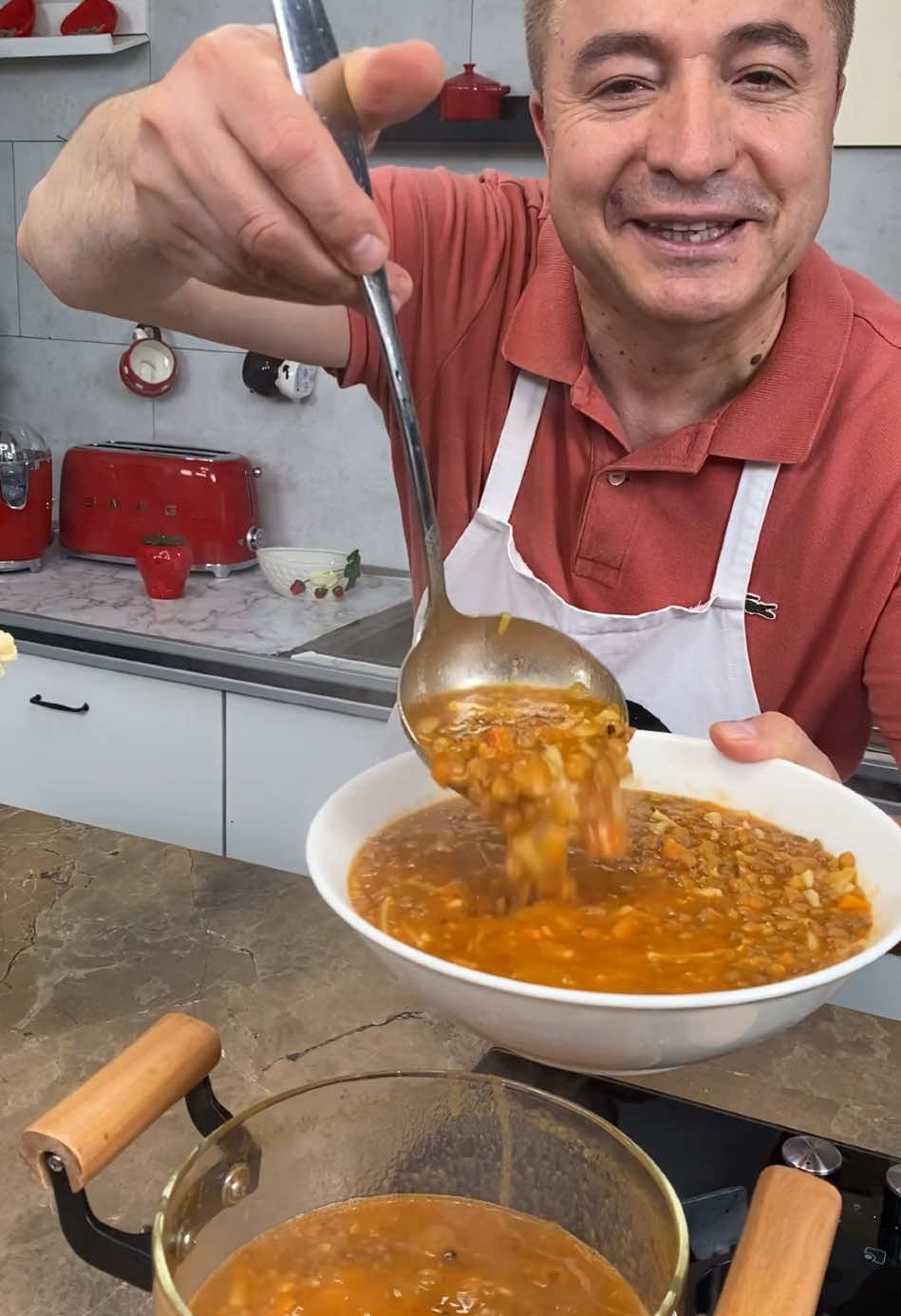 A post by @chefoktayusta on TikTok caption: Mercimek yemeği 🇹🇷🌿#keşfet #furdich #😍😍🥰 #lezzet #food #👨🏻‍🍳 #lekkereten #enercı #🇹🇷🇹🇷🇹🇷🇹🇷🇹🇷🇹🇷🇹🇷 #sofra #zeytinyağı #mercimek #yemek #lezzet #tencere 