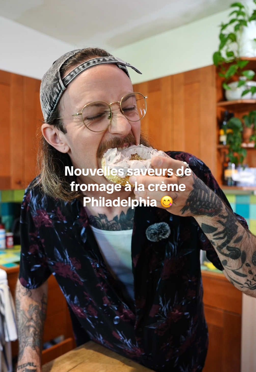 A post by @antoinebcotes on TikTok caption: Ça c’est très funky! J’ai goûté les deux nouvelles saveurs de fromage à la crème Philadelphia (@Philly Canada ) et laisse-moi te dire que ça va te surprendre de la meilleure façon! 🤩 Les nouvelles saveurs seront très bientôt disponibles mais d’ici là, tu peux essayer de les deviner et trouver pourquoi j’ai décidé de les mettre sur mon bagel… et non au milieu! 👀🥯 #pub