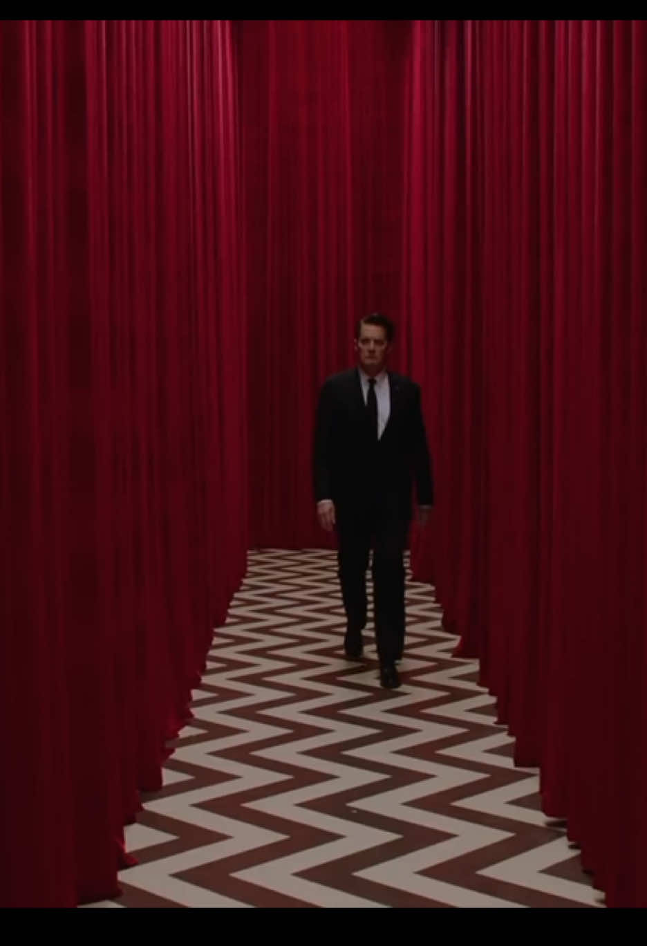 A post by @lesyeuxdufilm on TikTok caption: The beauty of David Lynch #fyp #davidlynch #twinpeaks #cinematic #cinema #movieedit #filmclips 