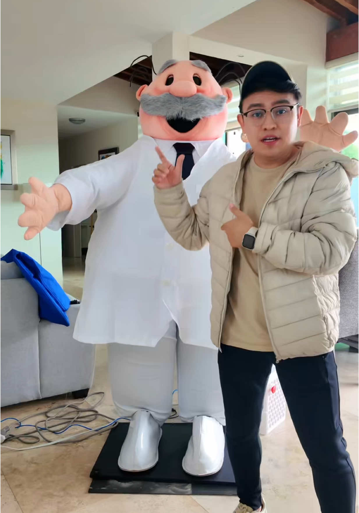 A post by @bio_makers1 on TikTok caption: Robots humanoides con BioMakers #robots #roboticaeducativa #robotica #humanoidrobot 