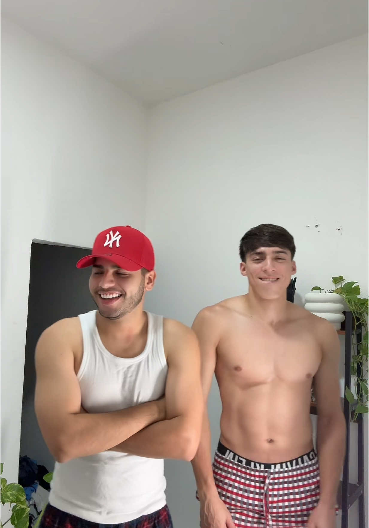 A post by @angelitodelaa on TikTok caption: Holaaa😂 @Jorgepayan03🧡🦒 
