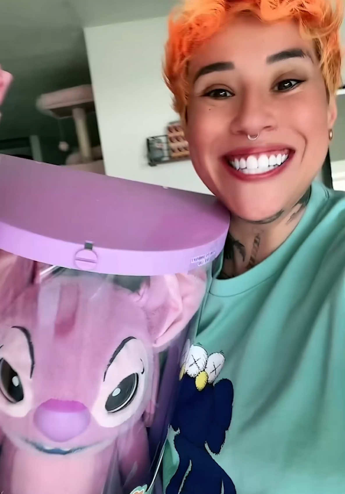 A post by @aliizquierdo_ on TikTok caption: Le REGALO A MI NOVIA una NOVIA DE STITCH ANIMATRONICO de TAMAÑO REAL!!🩵🩷