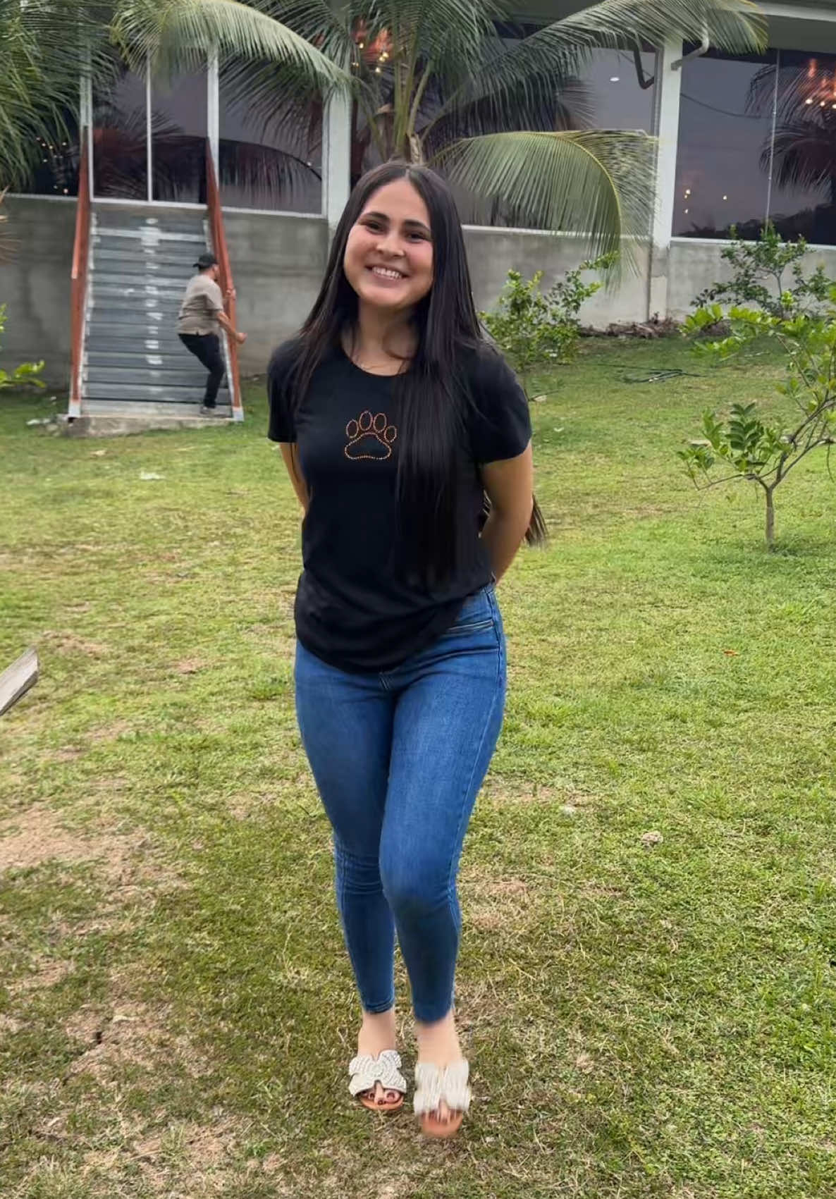 A post by @chiliwilyy on TikTok caption: Al mirar la luna 🌑 