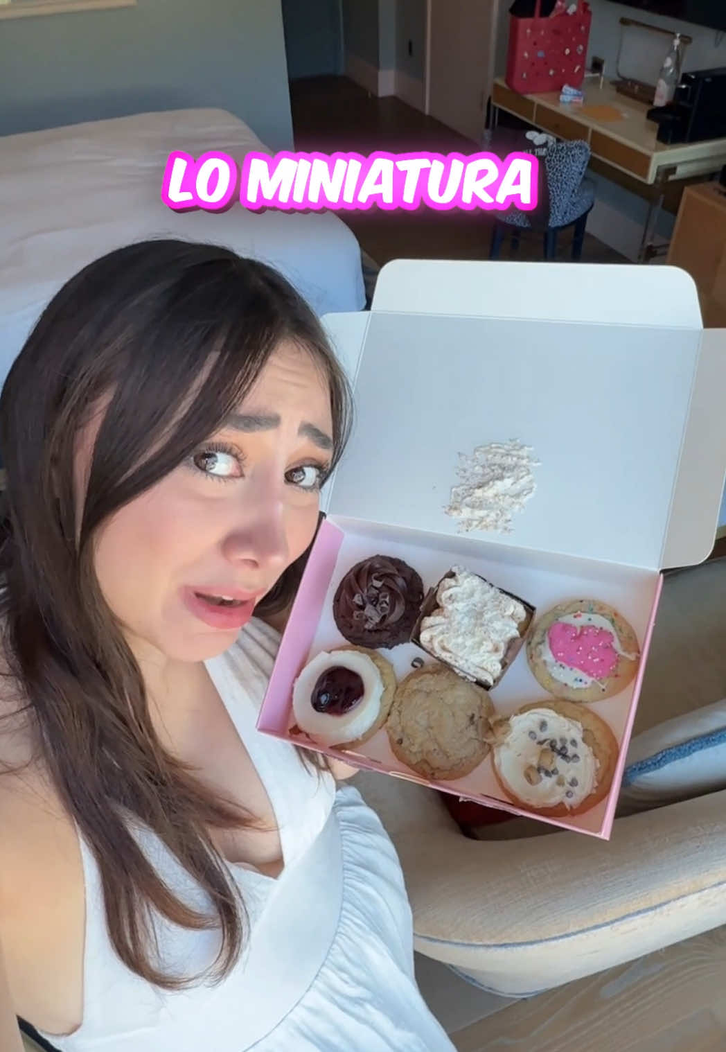 A post by @fervegs on TikTok caption: PROBANDO LAS MINI CRUMBL COOKIES DE LA SEMANA 🍪 *sale mal* JAJAJAJAJAJ 😂