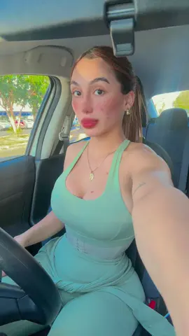 A post by @anahirioscc on TikTok caption: puro envidioso cree que la tengo operada 