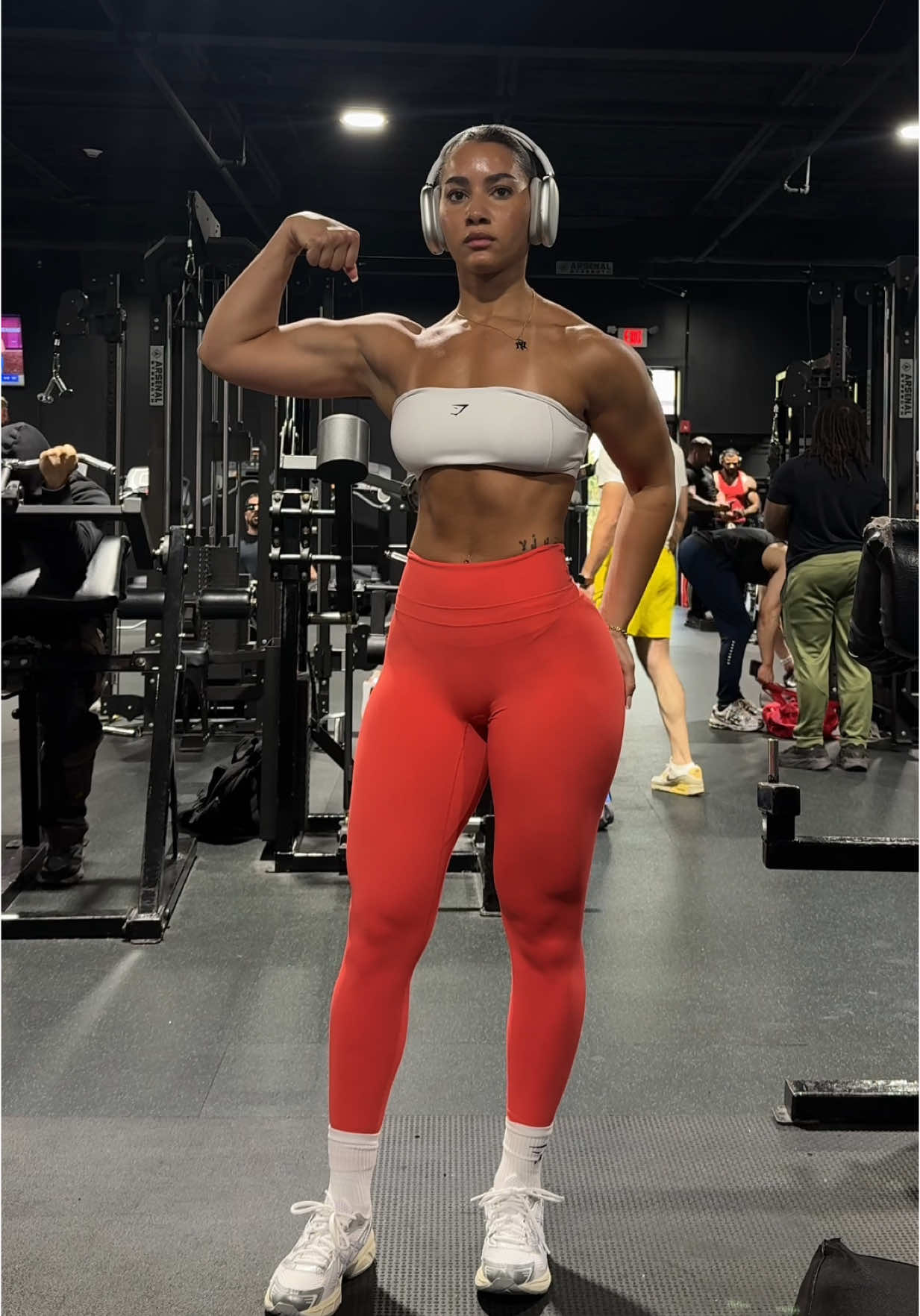 A post by @analiscruzx on TikTok caption: Save this workout for boulder shoulders..  1. DB shoulder press  4 sets (moderate to heavy): 10, 8, 6, last set till failure with moderate weight (8-10)  2. One arm lateral raise with eccentric hold  4 x 12 (keep alternating arms and hold lighter DB for the eccentric hold)🔥 3. Upright row  4 x 10  4. One arm cable front raise (drop set)  4 x 6-8, 12 each set failure!!  5. Bent over rear delt DB flies  4 x 15