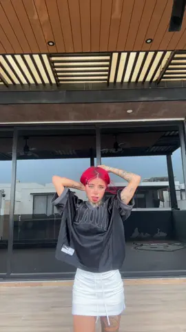A post by @kachaks4 on TikTok caption: Ponteme de espalda 😈