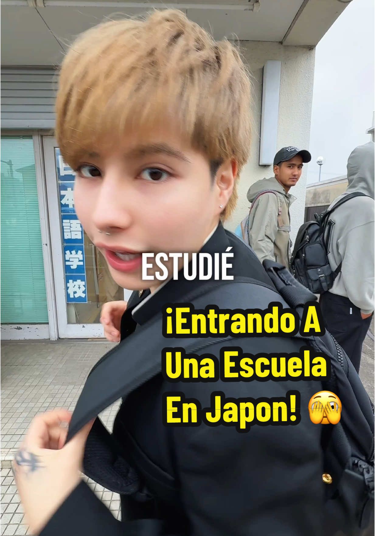 A post by @oscaramau3 on TikTok caption: ¡Así es estudiar Japonés en una escuela de Japón! 🤓☝🏻 Aprendí a decir “Oniichan” 😈 @Frikitravel #otakulife #oniichan #japan #choquecultural #humor #school #japon #fyp 