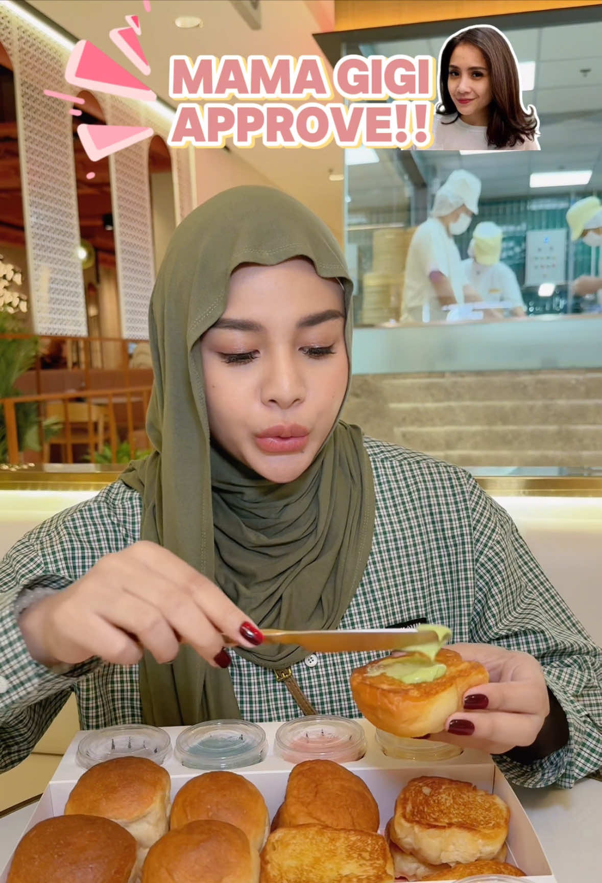 A post by @aureliehermansyahatta on TikTok caption: UuuUwwww pecinta roti bakal suka banget sih kalo cobain ini!🥰🤤