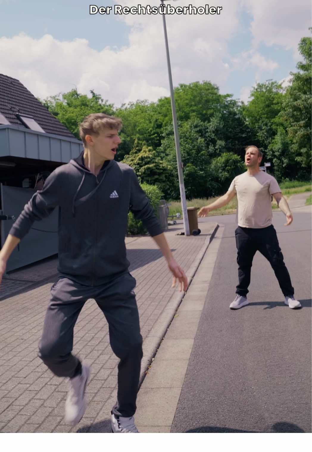 A post by @leitzvideo on TikTok caption: Wenn Leute sich so benehmen, wie sie es in Autos tun 🤣🚘