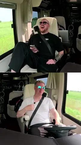 A post by @zarbex on TikTok caption: Schradin und ich sind musikalisch begabt. 