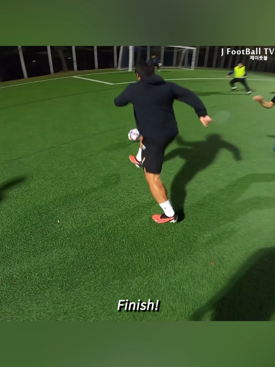 A post by @jfootballtv on TikTok caption: Pro players Match unlucky moment 😢 #football #soccer #제이풋볼 