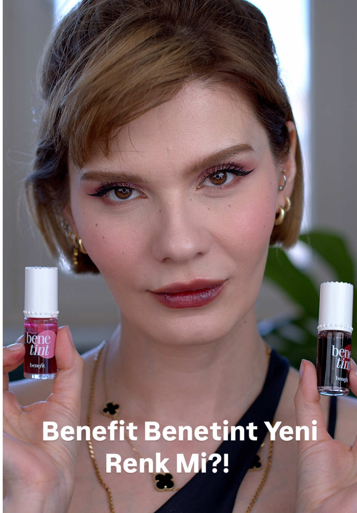 A post by @yagmurvardar_ on TikTok caption: Videoda sponsor veya reklam yoktur. Marka adı ve ürün adı geçtiği için yasalar gereği *reklam  Ürünü yanağımda göstermeyi unuttum. Ben tintleri pek yanakta kullanmıyorum bende morarmış gibi duruyor yanağım🤣 kusura bakmayın ama tint olarak dudaktan inanılmaz zor çıkardım🥲 1.	Benetint (orijinal) – Gül yaprağı kırmızısı orjinal rengi diğer rengi cherry ve  yeni çıkanı raspberry 	2.	Posietint – Şeker pembe (soğuk alt tonlu) 	3.	Chachatint – Mango turuncusu 	4.	Gogotint – Karpuz kırmızısı (canlı ve sıcak tonlu) 	5.	Lovetint – Kırmızıya yakın nar çiçeği tonu 	6.	Playtint – (Yeni renk) Mercan-pembe #benefitbenetint #benetintrasberry #tint #dudaktint #lips #makyaj #makyajvideoları #makyajtrendleri #makyajmalzemeleri 