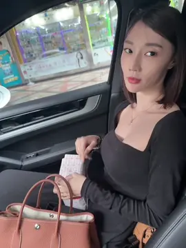 A post by @musetamaboss on TikTok caption: 全世界獨一無二訂製款到貨#楊總小闆娘 #日常 #分享 #生活 #牙齒 #allon6 #植牙 