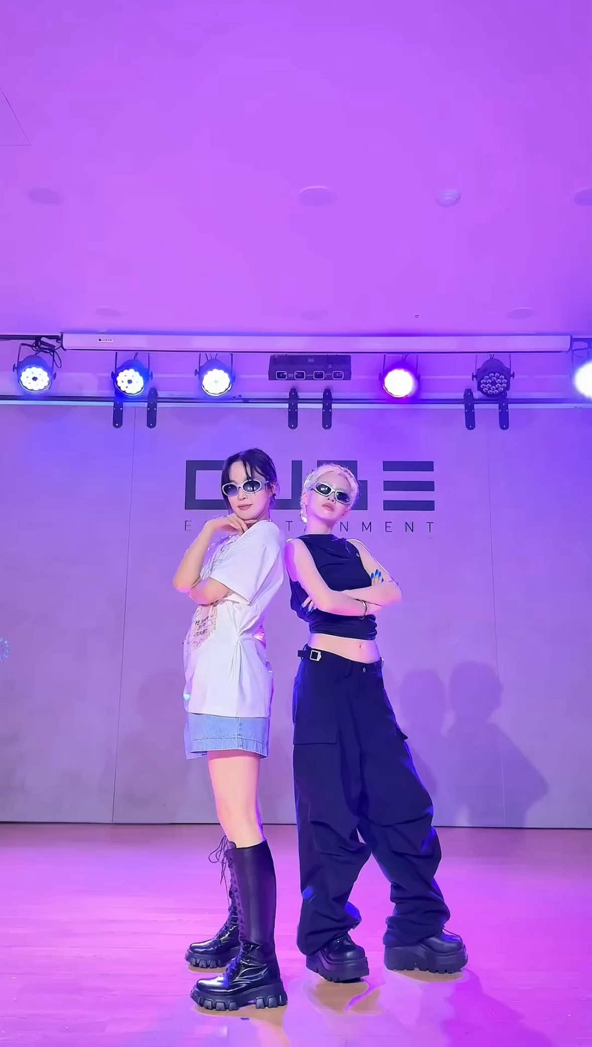 A post by @official_i_dle on TikTok caption: 원조 전글라스 😎 선배님과 𝑮𝒐𝒐𝒅 𝑻𝒉𝒊𝒏𝒈 왔⊂ト... ☆★ with #전지윤 #JENYER @전지윤 jenyer #아이들 #idle #소연 #SOYEON #We_are #Good_Thing #idle_Good_Thing