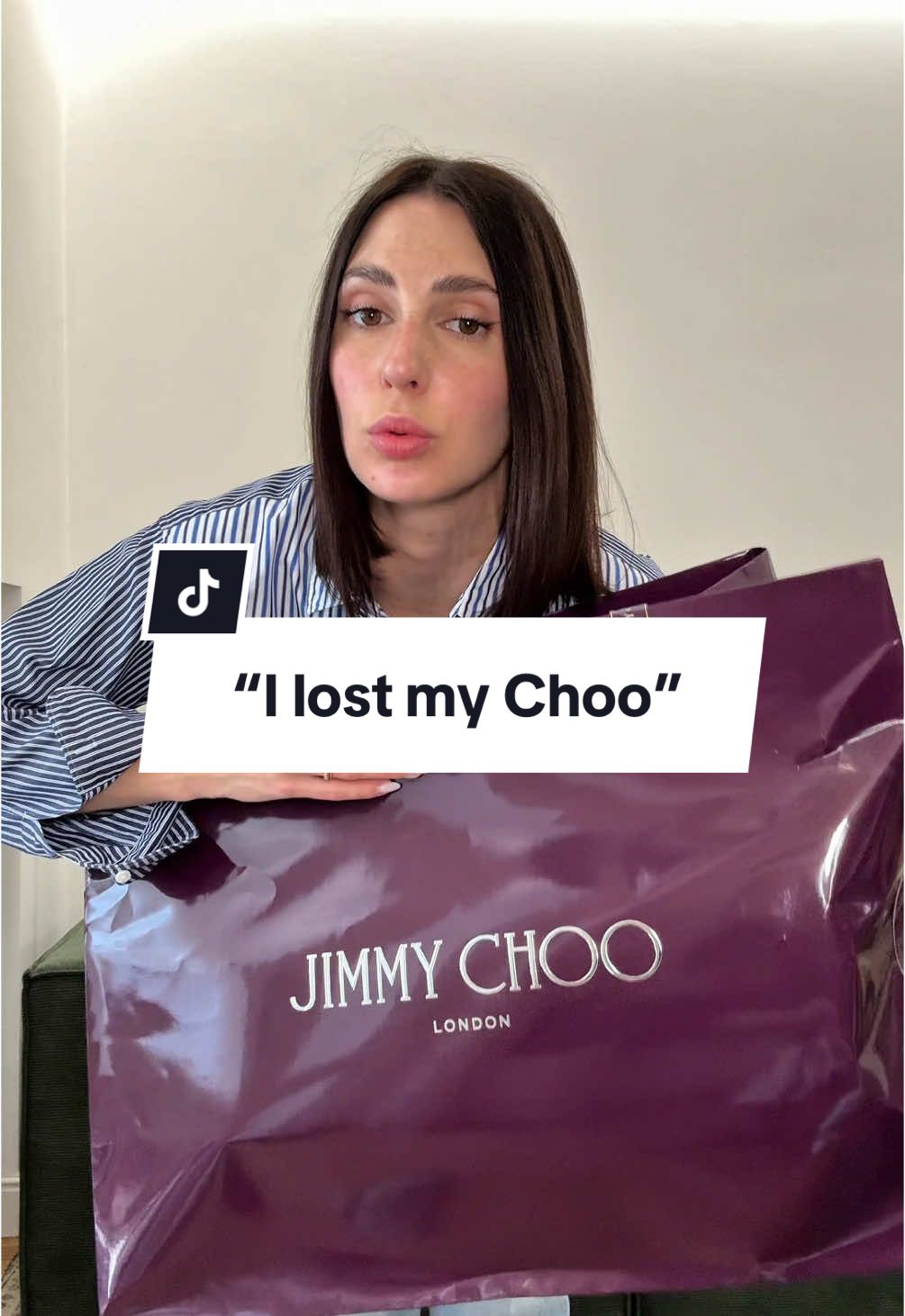 A post by @youaremylemonade on TikTok caption: “I lost my Choo!” Iconica Carrie che perde la scarpa mentre cerca di prendere il traghetto. Quanto sono belle? @Jimmy Choo #gift