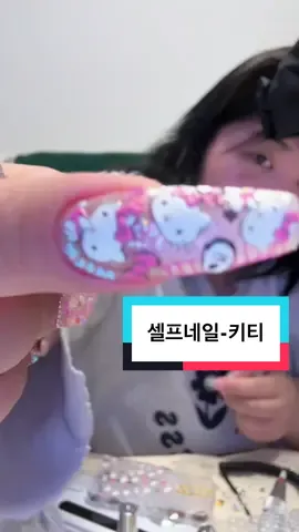 A post by @ssinxxi on TikTok caption: 셀프네일 -키티#틱톡뷰티 #추천 