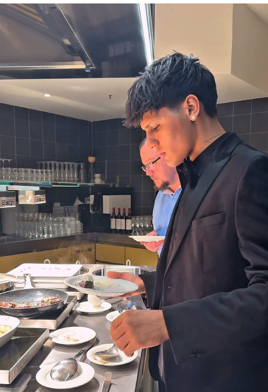 A post by @hakimmslo on TikTok caption: Der Abend war unglaublich toll #fyp #fy #fürdich #viralvideos  • Suit is from  @BespokeAvenue 