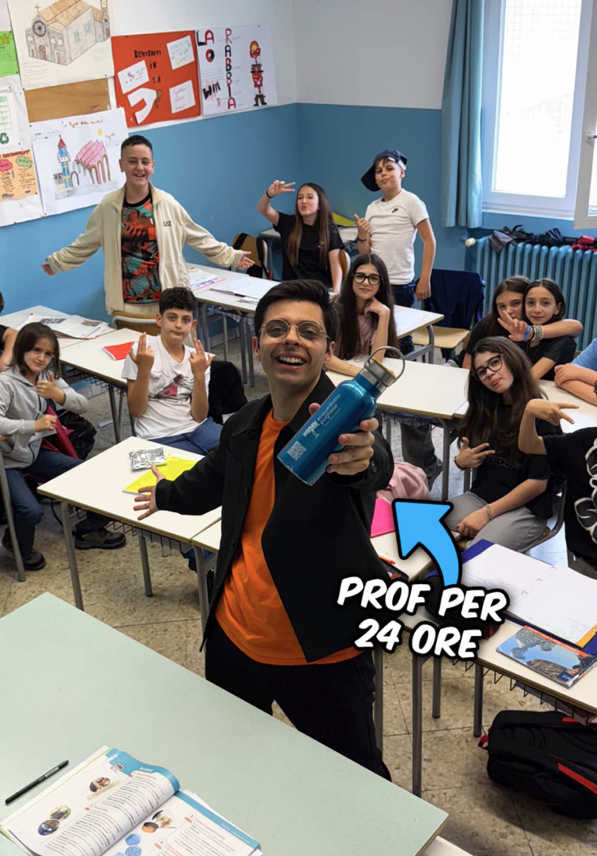 A post by @nick_radogna on TikTok caption: Sono diventato Prof per un giorno grazie ad Acquedotto Pugliese e questo qui è il video scritto dalla classe vincitrice del concorso Flexa la Goccia! Sono molto felice di coinvolgere i più giovani in qualcosa che spesso trascuriamo: la protezione e il risparmio dell’acqua! #FlexaLaGoccia #Acqua #AcquedottoPugliese E tu invece, che consiglio suggeriresti? Scrivilo nei commenti! 👇💧