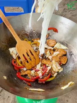 A post by @myaing94 on TikTok caption: မြိုင့်လက်ရာ ဆန်ပြားခေါက်ဆွဲကြော်#FYP #Myaing