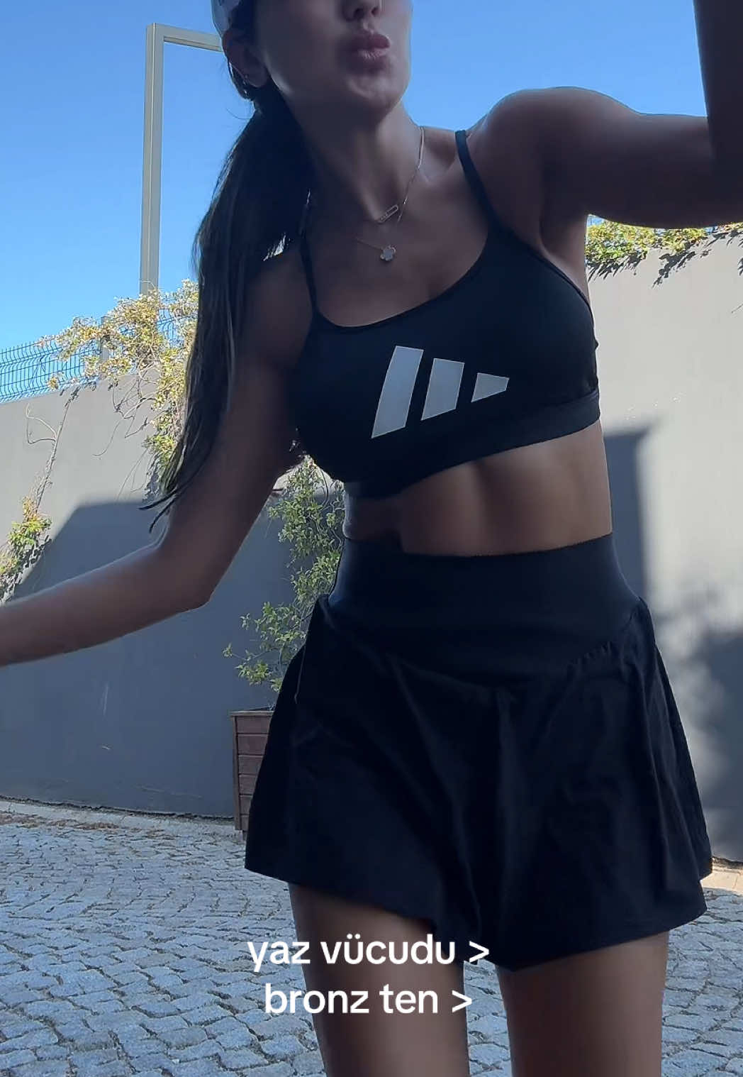 A post by @goozdeyle on TikTok caption: love it 😌 #summerglow 