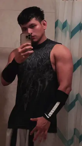 A post by @sonyjohnn3 on TikTok caption: Probando movimientos de retención #gym #calistenic 