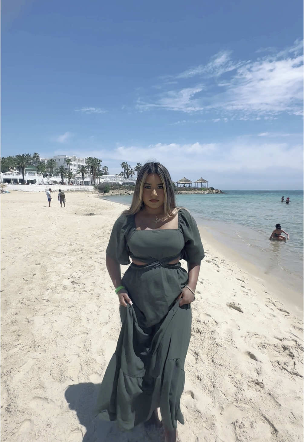 A post by @tanyabegum04 on TikTok caption: #tanyabegum04 #foryoupagе #bengaligirl #tunisia🇹🇳 #hindisong #palekpal #slomo 