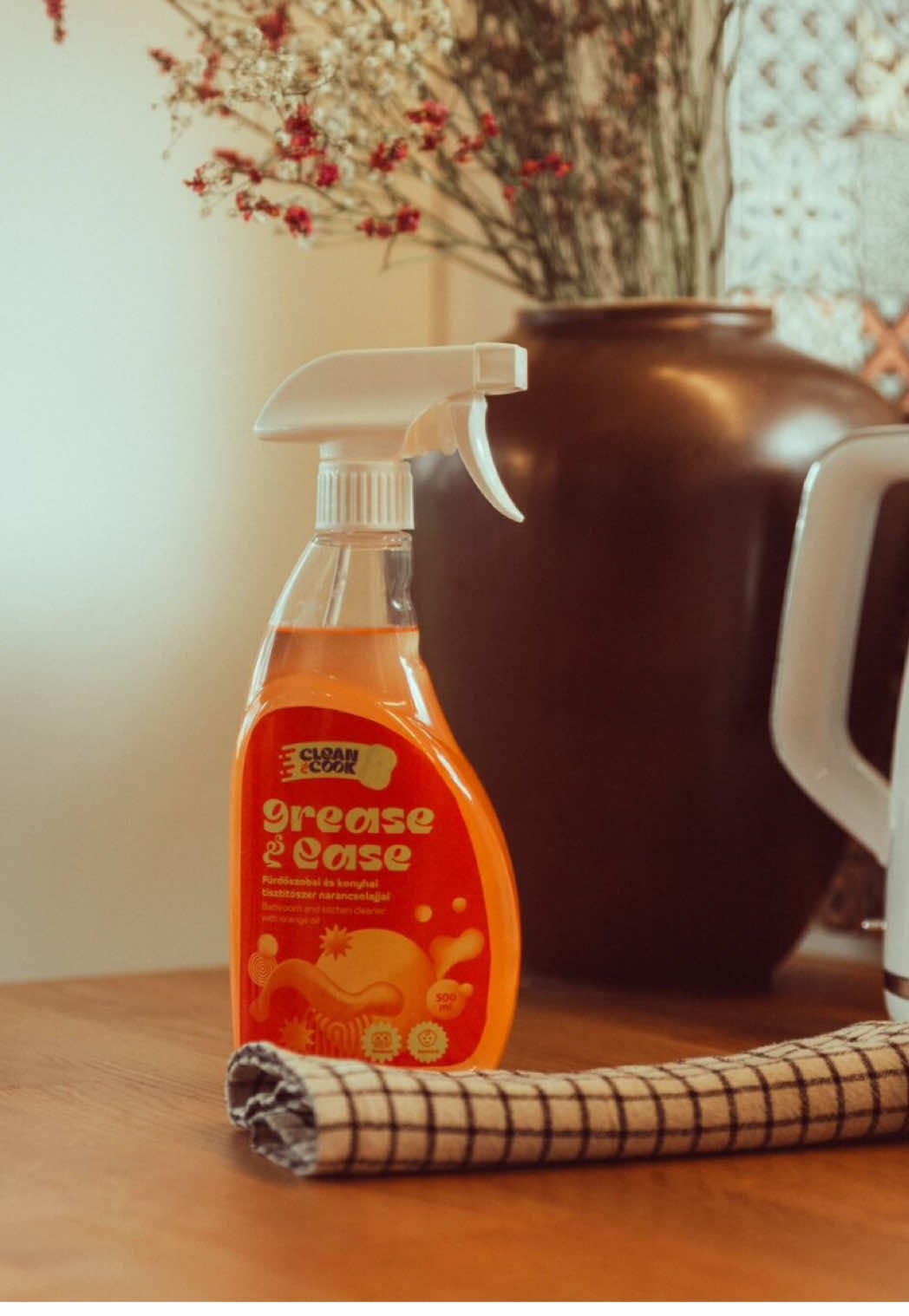 A post by @vivi_es_norbi_cc on TikTok caption: Válasz @Éjjeli bagoly részére Köszönjük a bizalmat! 🥳Íme az első teszt videó🧡 #CleanAndCook #cleantok #clean #cleaning 