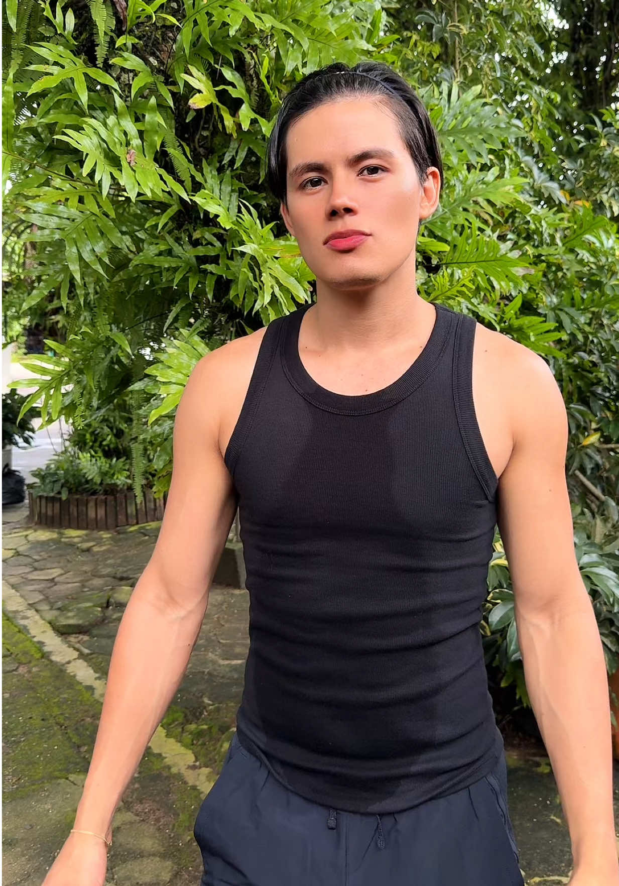 A post by @danielcuervo05 on TikTok caption: Puedo ser tu Barbie y tu Ken 💅🏽 